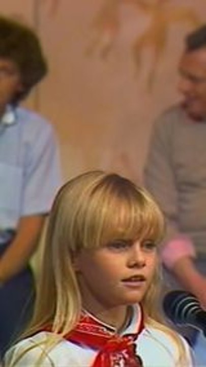 On ne s’en lassera jamais… En 1981, Vanessa Paradis, 8 ans, faisait sa première apparition à la TV dans l’École des fans de Jacques Martin. ❤️