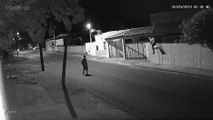 Câmera registra ladrão pulando o muro de residência no Interlagos