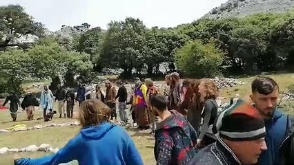El vídeo de la Familia Arcoíris tras okupar la finca de Gregorio en Cádiz: la ley no le deja echarlos