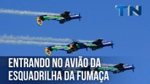 Entrando no avião da Esquadrilha da Fumaça