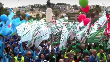 Sindacati sfilano a Napoli, bocciata l'autonomia