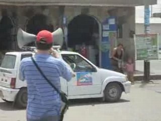 pauvres singes pres du haut parleur pour la promo du cirque