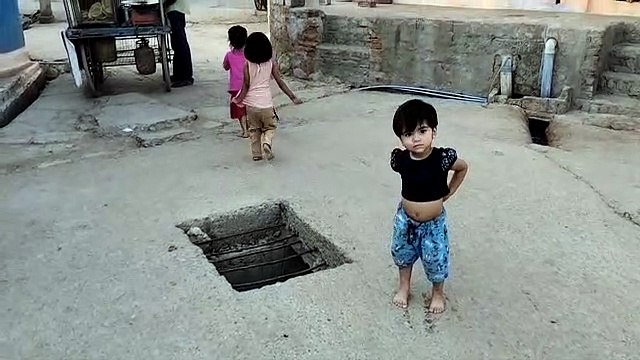 नगर परिषद ने जगह-जगह आमरास्ते पर खुले छोड़ दिए चेंबर
