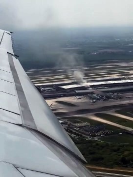 Autocarro em chamas no Aeroporto de Paris-Charles de Gaulle. As imagens