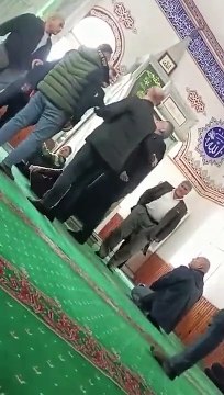 İmam'ın camide '28 Mayıs akşamı silahlarınızı ayarlayın' sözlerine tepki gösteren vatandaş camiden dışarı atıldı
