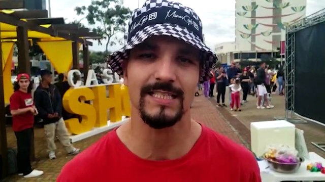 Grupo de dança realiza apresentação de hip hop em frente a Catedral