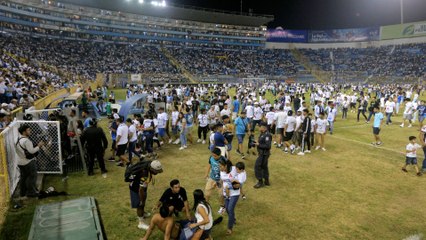 12 personas murieron en estampida humana en estadio de fútbol de El Salvador
