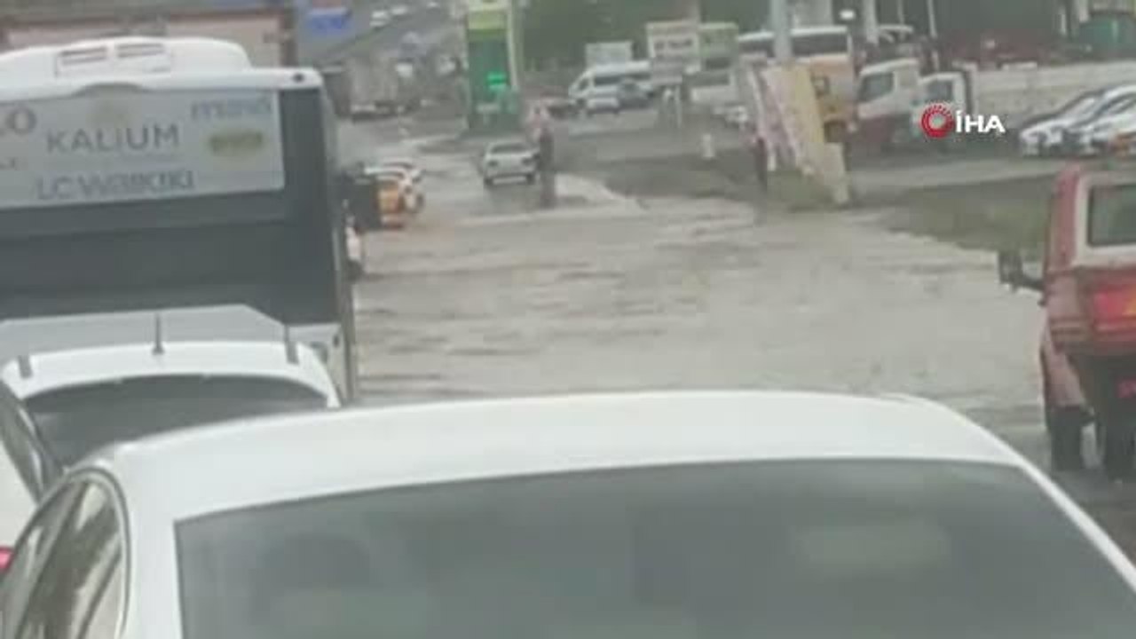 Bingöl'de Sağanak Yağış Sonrası Yollar Dereye Döndü
