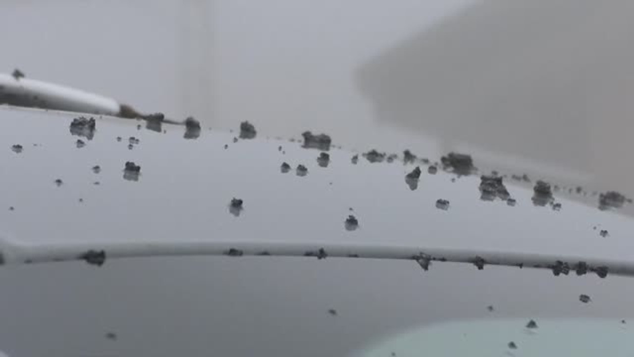 Una potente erupción del volcán Etna arroja ceniza sobre la ciudad de Catania