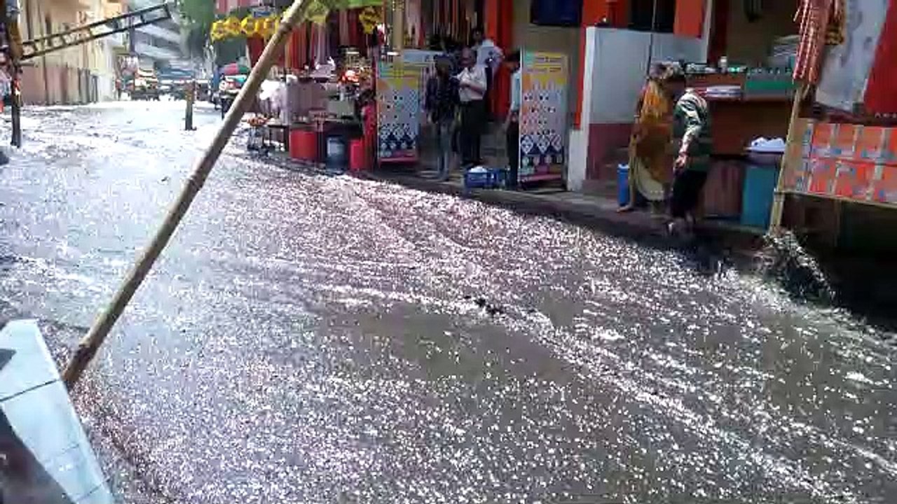चैंबर का पाइप लीकेज, हजारों गैलन गंदा पानी शिप्...