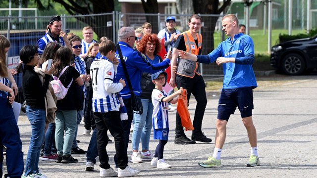 Der Tag nach dem Abstieg in Berlin: Fans applaudieren der Mannschaft