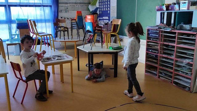 VID_20230516_la chèvre biscornue lapin coq renard ours