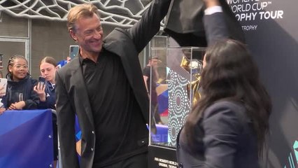 Coupe du monde féminine - Le trophée présenté à Paris