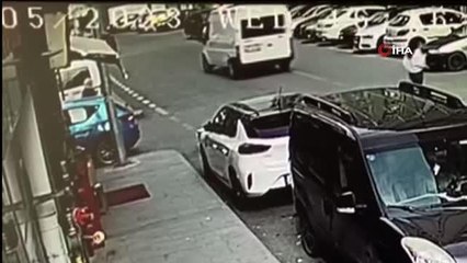 Dikkatsiz sürücü geri geri giderken yaşlı kadına çarptı... O anlar kamerada