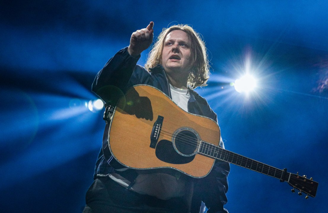 Lewis Capaldi está dispuesto a dejar la música por su salud mental