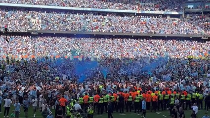 下载视频: Man City fans invade pitch to celebrate Premier League title win