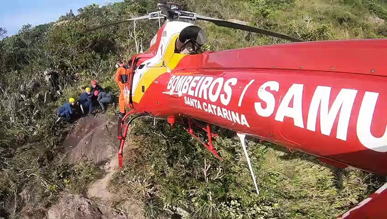 Adolescente ferida em trilha é resgatada de helicóptero em Florianópolis