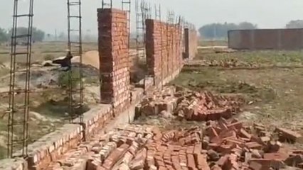 देखें कहां हवा के झोंको से गिर गई करोड़ों की नवनिर्मित स्कूल की दीवार, देंखे रिपोर्ट