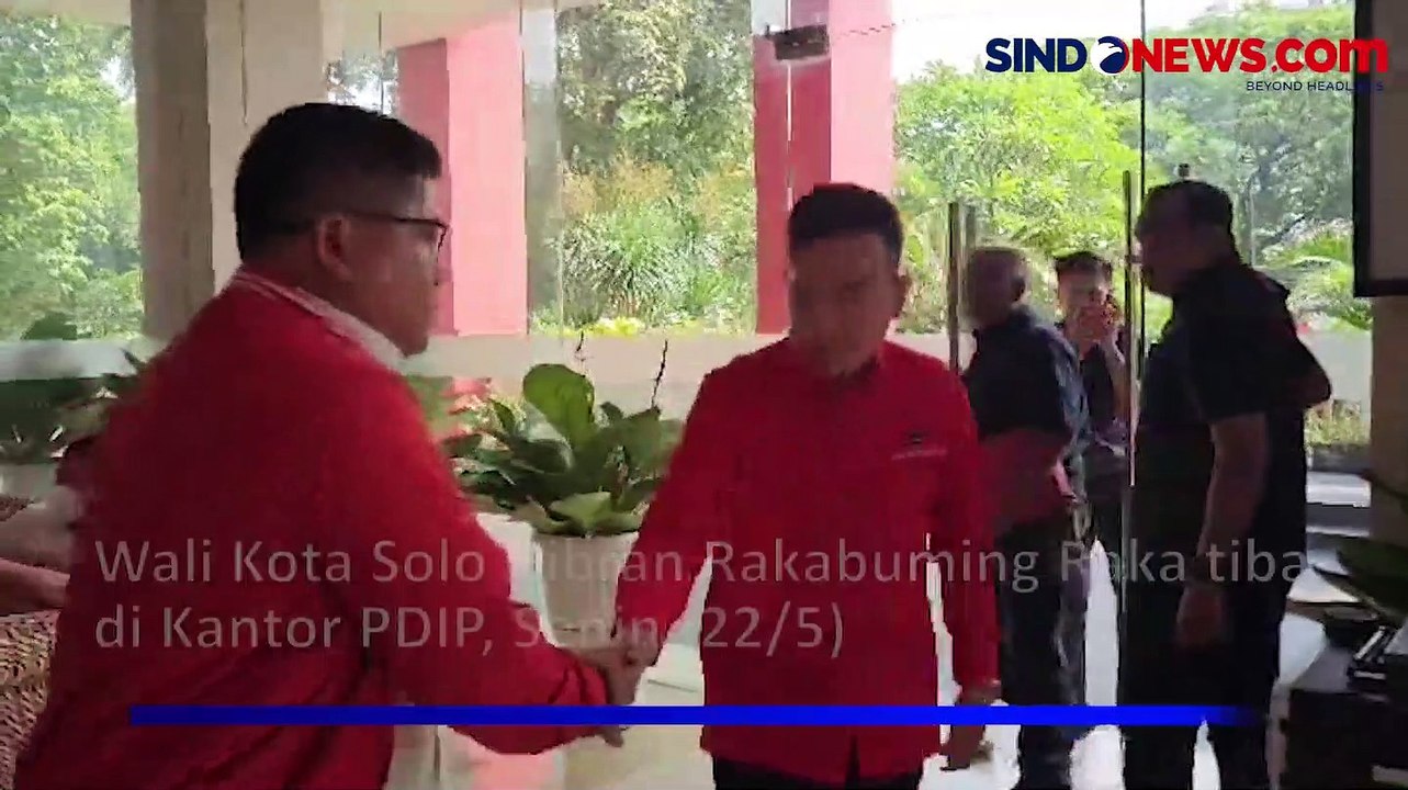 Gibran Cium Tangan Hasto Kristiyanto saat Sambangi Kantor PDIP