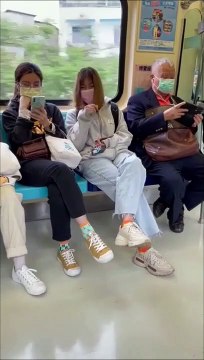 Ce papy a mal branché ses écouteurs dans le métro ! Honte du jour