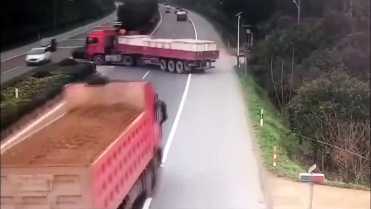 Un chauffeur de camion un peu trop pressé de doubler