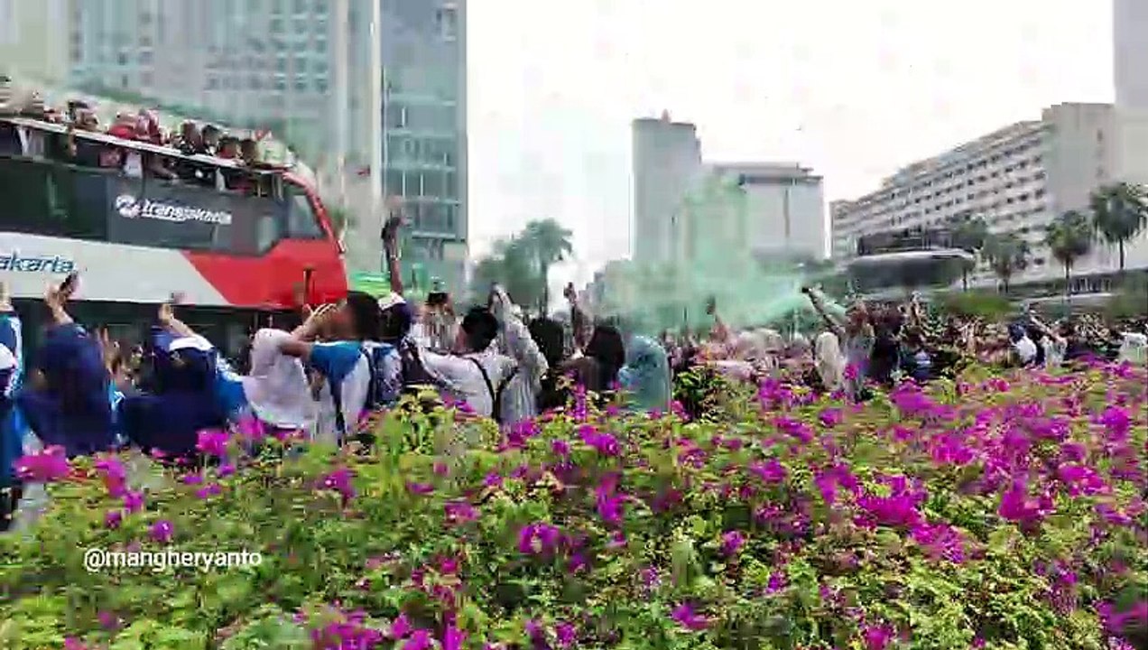 konvoi arak-arakan pemain  timnas u22