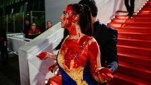Festival de Cannes : une femme s’asperge de faux sang sur le tapis rouge