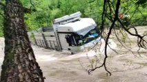 Munzur Çayı'na uçan kamyon sudan çıkarıldı