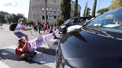 Blitz degli ambientalisti, liquido nero nella Fontana di Trevi