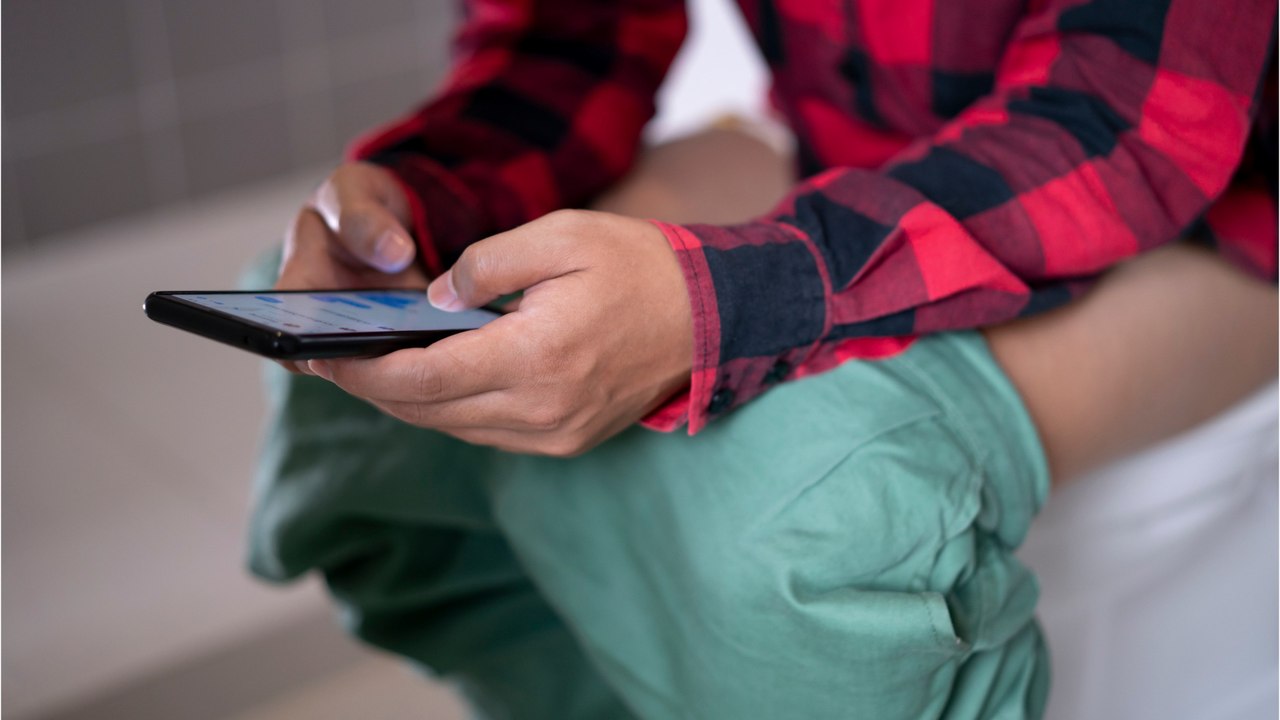 Ein Mikrobiologe erklärt: Wie unhygienisch ist das Scrollen auf dem Klo?