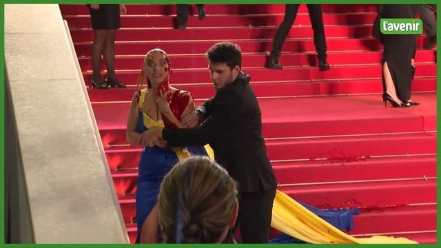 Une femme vêtue aux couleurs de l'Ukraine se recouvre de faux sang sur le tapis rouge: Arrêtez de nous violer