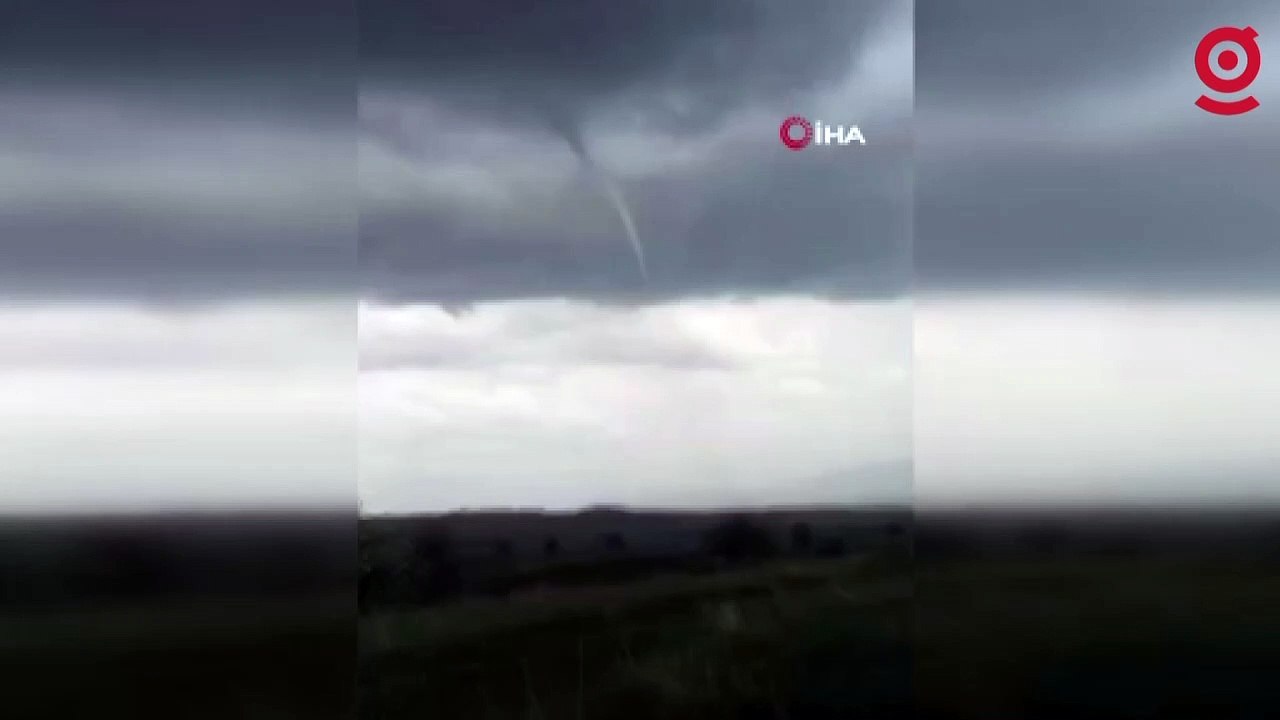 Görüntüledikleri hortumu yorumlayan iki arkadaş izleyenleri gülümsetti