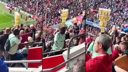 Un homme va chercher des  bières