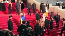 Cannes, donna vestina con i colori ucraini si cosparge di sangue finto