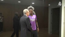 Florentino Pérez visita a Vinicius Jr. tras los insultos racistas en Mestalla