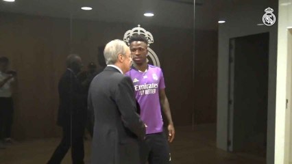 Скачать видео: Florentino Pérez visita a Vinicius Jr. tras los insultos racistas en Mestalla