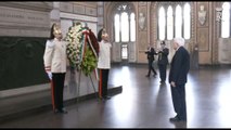 Mattarella depone corona di fiori sulla tomba di Alessandro Manzoni