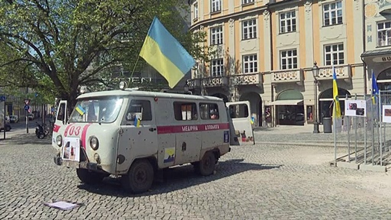 Zerschossener ukrainischer Rettungswagen in München ausgestellt