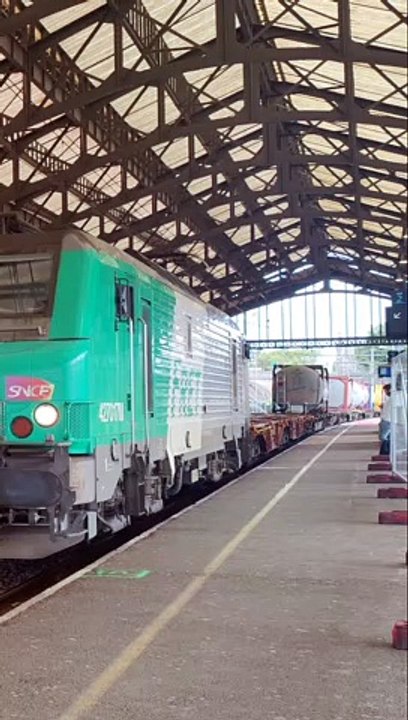 Passage d'une BB27000 avec son convoi de fret en gare de Blois