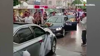 İki gelin arabası trafikte karşılaşınca ortaya çıkan manzara gülümsetti