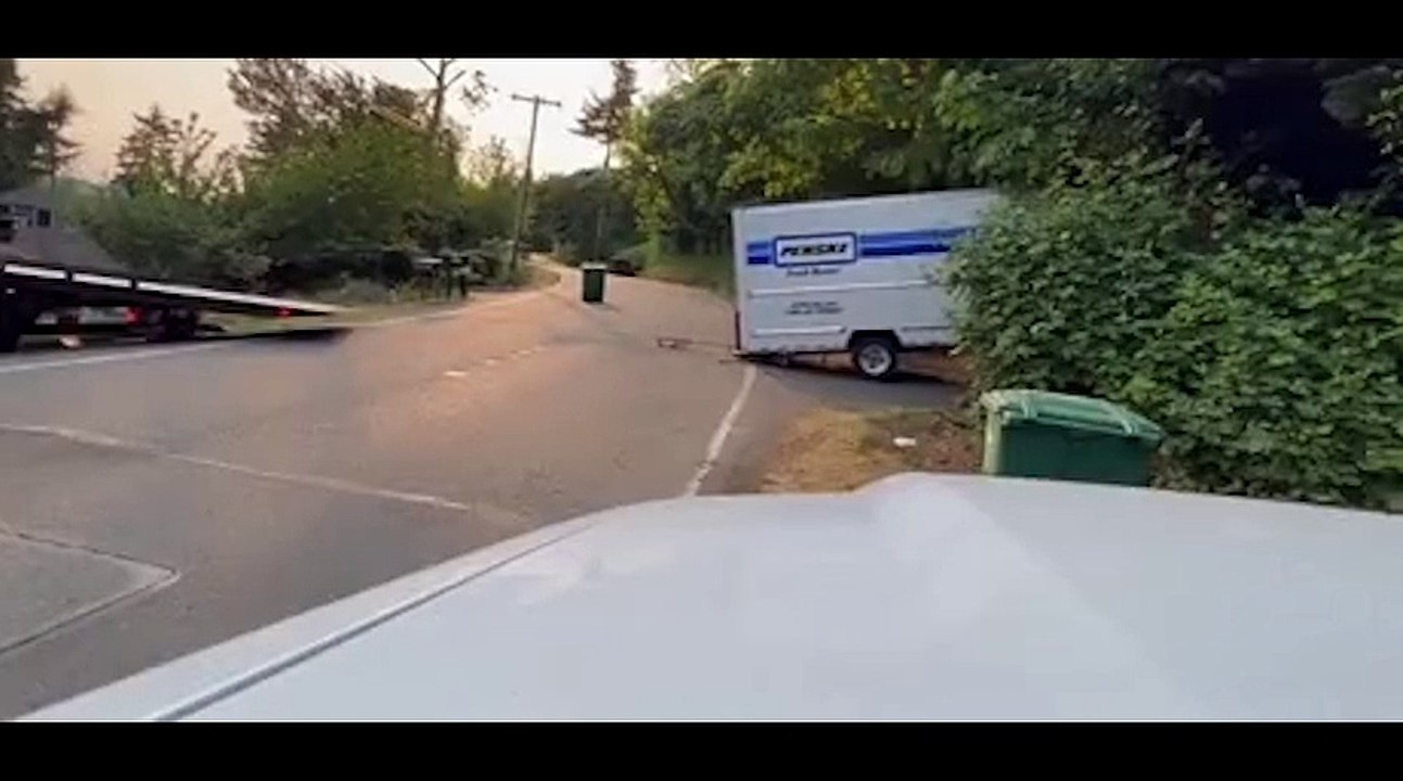 Deux cyclistes se font piéger par un câble de remorquage