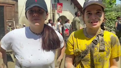 Forlì, catena umana di giovanissimi porta via il fango: "Ripartiremo" - Video