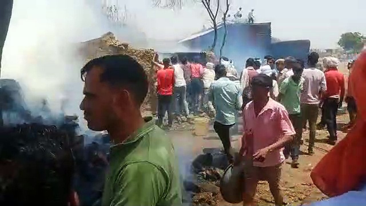 आग में जिंदा जली दस साल की मासूम, लाखों का घरेलू सामान व अनाज जलकर राख......देखें वीडियो