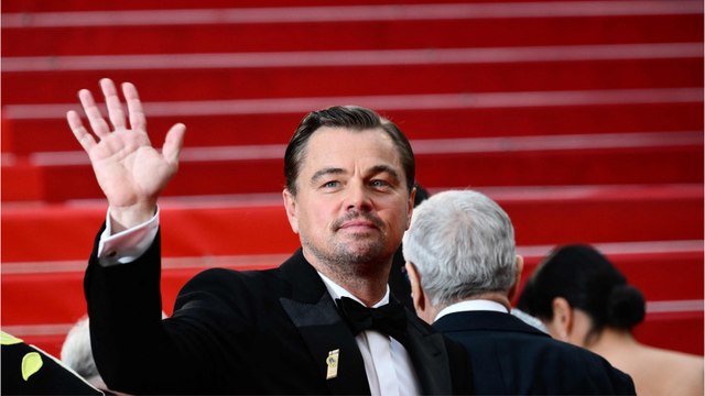 VOICI - Leonardo DiCaprio : cette mystérieuse broche qu'il portait lors de la montée des marches de Killers of the Flower Moon