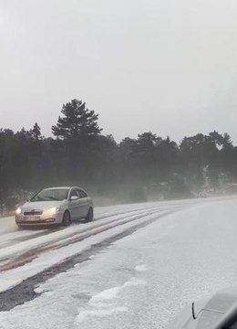 Muğla'da etkili olan dolu yağışı yolları beyaza bürüdü