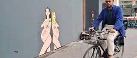 Meloni e Schlein ritratte nude e incinte sui muri di Milano: il murales sul tema della maternit? surrogata