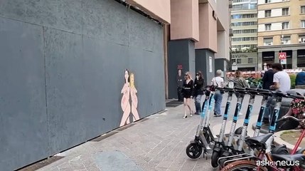 Скачать видео: Elly Schlein e Giorgia Meloni nude e incinte su murale a Milano