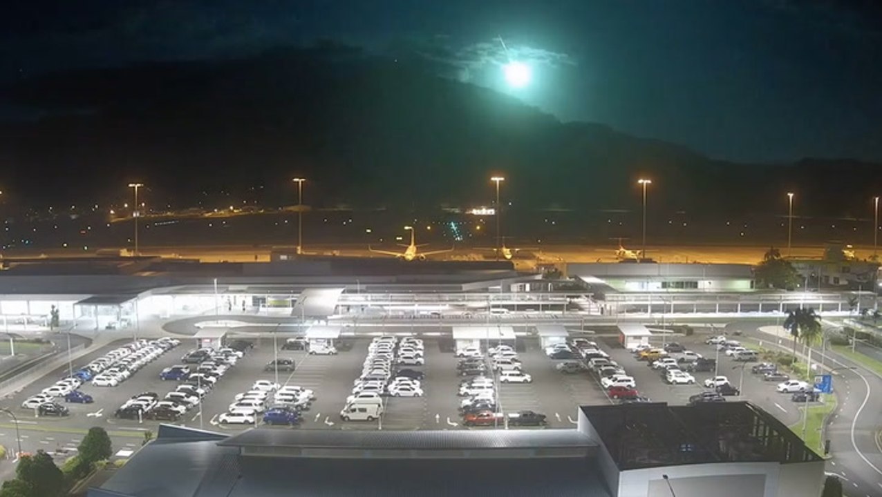 Moment bright green meteor lights up Australian skies