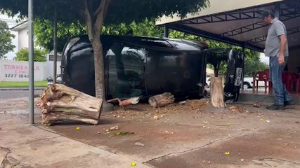 Condutor perde o controle e capota veículo no São Cristóvão