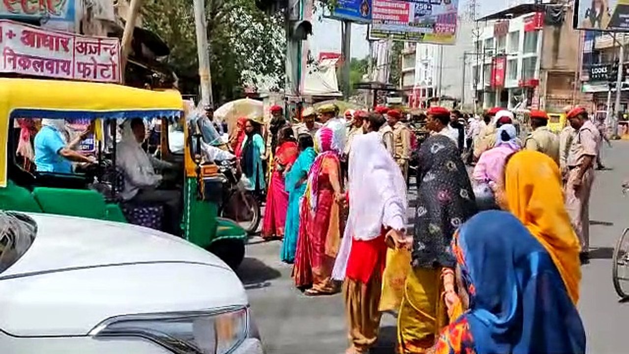 Video : थाली-चमचा लेकर महिलाओं ने लगाया रोड पर...